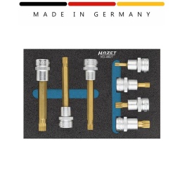 Mini module haute résistance  douille mâle XZN
Garniture en mousse souple bimatière « Safety-Insert-System » (SIS) HAZET
Surface : revêtue TIN
Made In Germany
Entraînement : Carré creux 10 mm (3/8 pouce)
Sortie : Profil denture multiple intérieur XZN
Taille: ∙ M5 – M10
Dimensions / longueur : 172 mm x 114 mm
Composition : M5-6-8-10