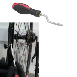 Recommandée pour une utilisation lors du rayonnage d'une roue de bicyclette, cette clé pour écrous de rayons permet d'installer et de serrer rapidement les écrous de rayons au travers de la jante de la roue grâce à sa conception à encoches intelligente. La tête de la clé comporte un onglet qui loge dans le trou du rayon pour permettre de maintenir l'écrou en place pendant qu'il est présenté dans le trou de la jante. Destinée à être utilisée pour le serrage initial de l'écrou de rayon jusqu'à ce que tous les rayons soient installés et commencent à se tendre, à quel stade, une clé à rayons peut être utilisée.

Convient pour le remplacement et le serrage d'écrous de rayons à tête fendue au travers de la jante.
Idéale pour une utilisation lors de l'assemblage d'une roue.
Pour utilisation sur des jantes d'une profondeur allant jusqu'à 50 mm.
Poignée à prise confortable pour faciliter l'utilisation