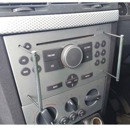 Jeu de broches de dépose d'autoradio pour applications Vauxhall/Opel utilisant un écartement standard double DIN pour les trous d'extraction. Diamètre d'implantation des trous = 78 mm Les applications comprennent : tous les autoradios utilisant un écartement de broches standard double DIN. Utilisation sur toute la gamme de véhicules Vauxhall/Opel. Conception pour insertion dans les trous d'extraction sur la façade de l'autoradio et dépose du tableau de bord. Suivre les instructions de l'OEM pour la procédure de dépose de l'autoradio. Broches en acier argenté pour une résistance supérieure. 