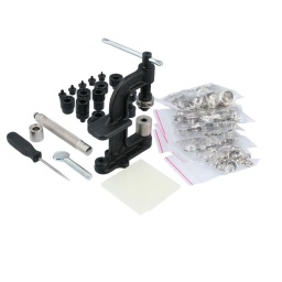 Kit de pose de bagues pour œillets et de boutons-pression
L'outil de pose en pince « G » assure l'alignement adéquat des deux parties de la bague. Il peut être monté sur un établi ou tenu à la main.
Tailles de poinçons : 2, 2,5, 3, 3,5, 4, 4,5, 6,5, 9,5, 12 et 16 mm de diamètre. Livré avec un tapis de protection en plastique pour l'arête tranchante de l'outil.
Matrices de formage de bagues et d'œillets incluses.
L'outil est fourni avec des bagues de 16, 12, 9,5 et 6,5 mm (aussi disponibles séparément - voir références Laser 7896 (16 mm), 7897 (12 mm), 7898 (9,5 mm) et 7899 (6,5 mm).
Idéal pour l'utilisation sur le cuir, le plastique, le tissu et les bâches caoutchoutées lourdes. Idéal pour l'utilisation sur les bateaux, les voitures de sport, les camions et les bâches de remorques.