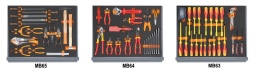 Composition de 96 outils pour la microtechnique en plateaux mousse compacte
1052	pince - étau à becs droits 240 mm	
1370	marteau de mécanicien 500 g	
1390	maillet à embouts nylon, manche en bois Ø 35 mm	
1719BMA...Q	Lime carrée demi-douce 200 mm	
1719BMA...P	Lime plate demi-douce 200 mm	
1719BMA...T	Lime triangulaire demi-douce 200 mm	
1719BMA...M	Lime demi-ronde demi-douce 200 mm	
1719BMA...R	lime ronde demi-douce 200 mm	
35	burins nervurés 200 mm	
1032	pinces pour circlips intérieurs à becs droits 180 mm	
1034	pinces pour circlips intérieurs à becs coudés 170 mm	
1036	pinces pour circlips extérieurs à becs droits 175 mm	
1038	pinces pour circlips extérieurs à becs coudés 175 mm	
1084BM	Pince coupante diagonale à faible effort de coupe 160 mm	
1150BM	pince à becs demi-ronds longs 180 mm	
1166BM	Pince à becs demi-ronds longs 160 mm	
96BPC/SC9	clés mâles 6 pans coudées à tête sphérique 
1250	tournevis pose - vis à fente 
1251	tournevis pose - vis Phillips® 
1253	tournevis détecteur de tension 
943MQ	clés à douille emmanchées 5,5-6-7-8-10-13 mm	
1272MQ	tournevis pour vis Phillips® 1000V PH0x60-PH1x80-PH2x100-PH3x150 mm	
1274MQ	tournevis à lame fraisée pour vis à fente 1000V  2,5x75-3x100-4x100-5,5x125-6x150-8x175 mm	
860MIX/A31	coffret de 31 pièces
850MQ	Poignée porte-embouts magnétique isolée 
55	clés à fourches 6x7-8x9-10x11-12x13-14x15 16x17-18x19-20x22 mm	
1048MQ	pince multiprise entrepassée 250 mm	
1082MQ	pinces coupantes diagonales 1000V 140 mm	
1128BSX	Ciseaux d'électricien lames droites avec évaseur	
1132MQ	coupe-câbles avec branches isolées 230 mm	
1142MQ	pinces à dénuder 160 mm	
1150MQ	pince universelle 1000V 180 mm	
1166MQ	pinces à becs demi - ronds longs 1000V 160 mm	
1168MQ	Pince à becs coudés demi-ronds longs 160 mm	
110MQ	clé à molette 1000V 250 mm	
1777MQ	cutter 1000V	
993MQ	brucelles à becs coudés 1000V	
1602	pince à cosses pré - isolées
Module 447x600mm