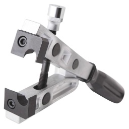 Pince colliers cardans double prise. Permet le serrage des colliers de cardans par pincement lorsqu'un serrage au couple est nécessaire. Tête brevetée, 2 voies de pincement pour un positionnement de la pince parallèle ou perpendiculaire au cardan suivant l'encombrement et l'espace disponible sur le véhicule. Entraînement 3/8". Tête 2 en 1.
Permet le serrage des colliers de cardans par pincement lorsqu’un serrage au couple est nécessaire.
Tête brevetée, 2 voies de pincement pour un positionnement de la pince parallèle ou perpendiculaire au cardan suivant l’encombrement et l’espace disponible sur le véhicule.

Entraînement 3/8"




Tête 2 en 1
À PROPOS DE LA MARQUE CLAS
Notre Marque CLAS « Garage Solutions » basée en Savoie (France), a été créée en 1996. Nous sommes depuis toujours un acteur innovant de l’équipement et de l’outillage technique pour véhicules légers, utilitaires et poids lourds. Aujourd’hui, nous évoluons vers un écosystème offrant des solutions globales, bénéfique pour l’ensemble de nos partenaires. Nous nous adaptons à vos besoins et budgets, en étant toujours plus simple et réactif avec des hommes et des femmes experts, passionnés, au cœur d’une digitalisation à votre service. Consolidant notre leadership en France, nous accélérons notre expansion afin de devenir un acteur clef à l’international. 