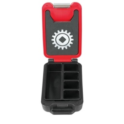 Coffret VIDE POCHE : Idéal pour le rangement de la quincaillerie : Ce coffret permet de ranger et d’emporter vis, écrous, chevilles, embouts de vissage, cosses etc... 5 compartiments :4 de dimensions 40x50x35 mm, 1 de dimension 160x50x35 mm. Les pièces restent à leur place pendant le transport. COFFRET : en Polyéthylène Haute Densité (PEHD), ne s’abîment pas aux chocs contrairement aux coffrets métalliques, qu’il est nécessaire de débosseler. Fermoirs métalliques.Dimensions : 135x215x60 mm. Compatible Fusion Box : peut se glisser sur un plus grand coffret d’outillage
