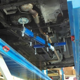 Bras support moteurs universel qui convient pour les véhicules à moteurs transversaux, remplace l'usage de vérin de fosse, barre support moteur. La traverse soutient le moteur lors d'interventions pour intervenir sur l'embrayage, la dépose et le remplacement de supports de moteur et de boîte de vitesses, le remplacement de courroies de distribution, pompe à eau, etc…. La position et la hauteur du moteur, de la boîte de vitesses s'ajustent par dessous le véhicule, à l'aide du patin articulé monté sur écrou fileté. La longueur de la traverse, la position des axes de butée à gros diamètres évitant la perforation du plancher, les crochets de montage et le patin d'appui sont entièrement réglables, pour permettre de nombreuses applications. Caractéristiques : tête articulée sur rotule force 350kg. Extensions 630-960mm. Revêtement caoutchouc. Réglable en hauteur. Avantages : 1 seul opérateur. Gain de temps.
SAV et consommables : SA 7202 MOLETTE DE REGLAGE HAUTEUR CROCHETS, SA 7203 EMBOUT PLASTIQUE GRIS, SA 7205 TIGE FILETEE+TAMPON, SA 7201 EMBOUT PLASTIQUE BLANC.
Convient pour les véhicules à moteurs transversaux, remplace l’usage de vérin de fosse, barre support moteur.
La traverse soutient le  moteur ou  la boîte de vitesses lors d'interventions pour intervenir sur l'embrayage, la boîte de vitesses, la dépose et le remplacement de supports de moteur et de boîte de vitesses, le remplacement de courroies de distribution, pompe à eau etc…..
La position et la hauteur du moteur,  de la boîte de vitesses s’ajustent par dessous le véhicule, à l’aide du patin articulé monté sur écrou fileté.
La longueur de la traverse, la position des axes de butée à gros diamètres évitant la perforation du planché, les crochets de montage et le patin d'appui sont entièrement réglables, pour permettre de nombreuses applications.
Caractéristiques :
- tête articulée sur rotule force 350kg
- extensions 630-960mm
- revêtement caoutchouc
- réglable en hauteur




1 seul opérateur
Gain de temps
À PROPOS DE LA MARQUE CLAS
Notre Marque CLAS « Garage Solutions » basée en Savoie (France), a été créée en 1996. Nous sommes depuis toujours un acteur innovant de l’équipement et de l’outillage technique pour véhicules légers, utilitaires et poids lourds. Aujourd’hui, nous évoluons vers un écosystème offrant des solutions globales, bénéfique pour l’ensemble de nos partenaires. Nous nous adaptons à vos besoins et budgets, en étant toujours plus simple et réactif avec des hommes et des femmes experts, passionnés, au cœur d’une digitalisation à votre service. Consolidant notre leadership en France, nous accélérons notre expansion afin de devenir un acteur clef à l’international. 
