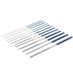 Jeu de 12 micro-limes rondes dotées d'un manche flexible et d'un revêtement dur de type diamant résistant, d'une taille comprise entre 0,7 et 3 mm, idéales pour pénétrer dans les petites zones telles que les connecteurs électriques. Idéal pour les techniciens automobiles, les électriciens, les bijoutiers, les modélistes et les bricoleurs.

Limes aiguilles flexibles très fines, convenant à divers travaux de limage où une lime de petit diamètre est nécessaire.
Dimensions : 2 x 0,7 ; 2 x 0,9 ; 1,35 ; 1,55 ; 1,7 ; 2,0 ; 2,3 ; 2,55 ; 2,75 ; 3,0 mm.
Longueur : 125 mm.
Convient pour éliminer la corrosion des connecteurs de bornes électriques de type cylindriques, Deutsch, etc.
Revêtement dur de type diamant, poignées trempées en vinyle pour une prise confortable. Livré dans un étui de rangement en plastique