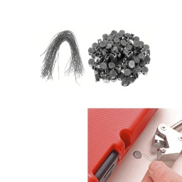 Fils et scell&eacute;s en plomb consommables &agrave; utiliser avec la r&eacute;f&eacute;rence Laser 9383 - Pince &agrave; sceller les fils m&eacute;talliques. 
Convient pour cr&eacute;er un scell&eacute; permanent inviolable qui emp&ecirc;che l'acc&egrave;s non autoris&eacute; &agrave; des appareils tels que les tachygraphes de poids lourds, les compteurs d'&eacute;lectricit&eacute; et de gaz, les bagages, les compteurs d'eau, les vannes de fluide et m&ecirc;me les bouchons de liquide de refroidissement hybrides VAG.

Les applications comprennent : Tachym&egrave;tres, compteurs &eacute;lectriques, compteurs de gaz, bagages, compteurs d'eau, vannes de fluide et bouchons de liquide de refroidissement hybrides du groupe VW.
Simple &agrave; utiliser : enfilez le fil dans le scell&eacute; en plomb, enroulez-le autour de l'appareil &agrave; s&eacute;curiser, repassez-le dans le scell&eacute;, puis fermez le scell&eacute; &agrave; l'aide d'une pince &agrave; sceller, telle que la r&eacute;f&eacute;rence Laser 9383.
100 scell&eacute;s en plomb et fils en acier pr&eacute;-coup&eacute;s.
Le retrait n'est possible qu'en coupant le fil de scellage, indicateur d'une tentative d'ouverture non autoris&eacute;e.
Peut &ecirc;tre utilis&eacute; pour fixer des &eacute;tiquettes d'avertissement, des housses de volant, etc. sur les volants de v&eacute;hicules, etc.