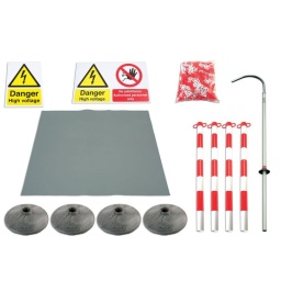 Pack de sécurité Complet pour véhicules hybrides Ce kit complet inclut les 4 kits Ref 6769, 6770, 6771 et 6772 de Laser Tools Le kit ref 6769 inclut :  Tapis isolant 1m2, Perche pour corps, Panneau avertissement Zone à Haut Voltage et interdiction d'entrée et Panneau avertissement Zone à Haut Voltage, Jeu de 4 poteaux et chaîne de délimitation (25 mètres)  Le kit ref 6770 inclut :  la pince de sécurité isolée 1000 Volt,Nappe isolante transparente 1000 V, Cache-volant anti-démarrage 400 mm, Cadenas de sécurité à corps en nylon & Étiquette de sécurité – NE PAS DÉMARRER, Protection d'extrémité de câble isolée 1000 Volts en 15mm, 25mm et 35mm Le kit ref 6771 inclut : l'écran facial de protection contre les arcs électriques,Sac pour écran facial de protection, Gant de sécurité électrique entièrement isolant - Large (10), Surgants en cuir – Large (10), Sac de rangement pour gants. Le kit ref 6772 inclut :  Multimètre de résistance d'isolation CAT III, jeu de douilles isolées en 3/8" - 25 pcs, Jeu de clés mâles isolées - extra longue - VDE , Jeu de clés Torx isolées - extra longue - VDE 