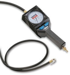 -Manomètre certifié CE avec échelle 0,7÷12 bar (gradins par 1/10e bar)
-Le deux boutons servo-assistés permettent de gonfler (+) et dégonfler (-) le pneu avec précision et rapidité
-Fourni avec certificat d'étalonnage
-Livré avec coquille de protection antichoc et embout d'attelage
-Fourni avec raccord fileté 1/4" GAZ
-Prise d'air pivotante pour tuyau en caoutchouc Ø 7 mm
-Poids : 810 g
