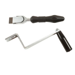 Kit d'outils d'élimination de lèvre de disque de frein, pour l'élimination de la corrosion et de la nervure qui se forme sur les disques de freins et les moyeux.	
Kit facile à utiliser pour l'élimination de la corrosion et de la nervure qui se forme sur les disques de freins et les moyeux. 
Extrêmement utile pour éliminer la lèvre métallique sur le pourtour du disque.	Comprend une poignée, un racloir et une lame en acier à outil.	
La poignée se boulonne simplement sur le moyeu de roue. Tourner tout en tenant le racloir contre le disque de frein afin d'éliminer « par usinage » la rouille et la corrosion.	
Lors du dévissage de la poignée sur le racloir, les mâchoires de la tête se desserrent et il est possible de remplacer, faire pivoter ou ranger la lame dans la tête pour une protection accrue.