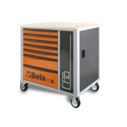 Servante mobile a sept tiroirs . avec armoire porte-objets
Caracteristiques principales :
- 7 tiroirs (588x367 mm .
montes sur glissieres à billes de précision :
5 tiroirs hauteur 70 mm 1 tiroir hauteur 140 mm 1 tiroir hauteur 210 mm 
-Fond des tiroirs protege par un tapis en néoprène.
- 4 roues de ? 125 mm :
2 fixes et 2 pivotantes (dont deux avec frein).
-Serrure centralisee en facade.
-Petite armoire latérale avec porte munie de serrure et rayon interne réglable en hauteur.
-Capacite de charge statique : 1.100 kg.
-Plan de travail en bois contre-plaque stratifie avec trous pour l'installation d'un étau (1599F/100 en option).
-Porte-papier incorpore.
-Double porte-flacons arrière.
 82 kg
1080x973x565 mm 
