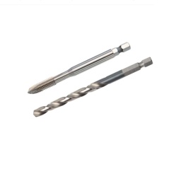 Ce coffret TwinBox est conçu pour la réalisation d’un filetage intérieur métrique et associe l’opération de perçage du trou de base avec l’étape suivante de taraudage dans une combinaison d’outils coordonnée.
Vous disposez ainsi d’une solution clairement définie lorsqu’un processus reproductible est requis en fabrication, en montage ou en maintenance et que les changements d’outils doivent être organisés efficacement.
La désignation M signifie filetage ISO métrique et désigne un système de filetage largement utilisé pour les assemblages vissés en construction mécanique et en travail général des métaux.
DIN 371 décrit la forme de construction du taraud machine, la Forme B désigne le type d’entrée, et HSS-E indique un acier rapide avec teneur en cobalt qui, utilisé correctement, favorise une bonne performance de coupe et une bonne résistance à l’usure.