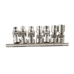 Jeu de douilles articulées à carré de 1/4'' de 7 pièces
Tailles 5, 5,5, 6, 7, 8, 9, 10 mm
Entraînement de 1/4" x profil à 6 pans
Fini miroir 
En chrome-vanadium 
Livré sur rail de rangement