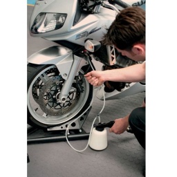 Le 5780 a ete introduit pour permettre de purger simultanement deux vis de purge. 
il est particulierement utile au travail sur des motos equipees d'etriers avant à double piston ou sur des étriers de frein pourvus de plusieurs vis de purge (etrier à double piston. type ap racing. brembo. tilton...)
en retirant simplement un raccord de teton de purge. il est facile de convertir le 5780 en raccordement a teton unique. si necessaire.
le 5780 utilise de l'air comprimé d'atelier standard pour generer une aspiration interne et peut égalment etre utilise pour extraire par aspiration le maitre-cylindre de frein pour accelerer les vidanges completes de fluide. 
cela est très pratique pour les reservoirs de maitre-cylindre qui sont difficiles d'acces.
le 5780 est equipe d'un clip de déclenchement qui maintient la gachette en position de marche afin de permettre une utilisation mains libres.