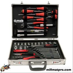Valise outillage avec fermeture par code à chiffres.
Composition
10 clés mixtes de 8 à 19mm •
7 tournevis : 4 fentes + 3 Phillips • 1 jeu
de 7 clés mâles de 2 à 8mm • 1 pince
universelle 180mm • 1 pince multiprise
240mm • 1 marteau rivoir Carbon
30mm • ¼ ’’ : 1 poignée emmanchée •
4 douilles tournevis : T10-T15-T20-T25
• Carré ½’’ : 1 cliquet rond • 1 cardan •
2 rallonges : 125 - 250mm • 12 douilles
de 8 à 24mm • 2 douilles à bougies :
16 - 21mm