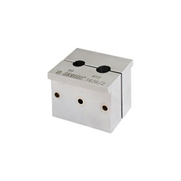 L'etau dispose de deux perçages de diamètres 9 et 10 mm pour maintenir les axes. s'installe sur un etau. 
les machoires s'ecartent automatiquement lorsque l'on desserre l'etau grace a l'insertion de ressorts.