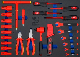 combinaison d’outils idéale pour les applications dans le domaine des installations électriques ou pour les travaux de réparation et d’entretien sur les véhicules hybrides et électriqueséquipé d’outils isolés et testés en conformité avec DIN EN/CEI 60900Barquette en mousse dure robuste de haute qualitéles outils sont rangés dans les compartiments de l’insert en mousse dure qui les protège contre tout déplacementchaque outil a sa place individuelle correspondantepour toutes les servantes d’atelier BGSMatière : acier au chromevanadiumContenu de la livraison 1 Cliquet réversible VDE | à denture fine | 10 mm (3/8") | 1000 V, avec détachement rapide de la douille, nombre de dents du cliquet 72, longueur 200 mm (art. 701)1 Douille VDE, six pans 7 mm, longueur 72 mm1 Douille VDE, six pans 8 mm, longueur 72 mm1 Douille VDE, six pans 10 mm, longueur 72 mm1 Douille VDE, six pans 12 mm, longueur 72 mm1 Douille VDE, six pans 14 mm, longueur 72 mm1 Douille VDE, six pans 15 mm, longueur 72 mm1 Douille VDE, six pans 17 mm, longueur 72 mm1 Douille VDE, six pans 19 mm, longueur 72 mm1 Douille VDE, six pans 22 mm, longueur 72 mm1 Poignée T VDE-, profil d’empreinte carré mâle, taille de profil d’empreinte 10 mm (3/8"), longueur 210 mm1 Rallonge VDE, longueur 100 mm1 Clé à fourche VDE, 7 mm, longueur 90 mm1 Clé à fourche VDE, 8 mm, longueur 100 mm1 Clé à fourche VDE, 10 mm, longueur 105 mm1 Clé à fourche VDE, 12 mm, longueur 125 mm1 Clé à fourche VDE, 14 mm, longueur 145 mm1 Clé à fourche VDE, 17 mm, longueur 190 mm1 Couteau électricien VDE avec protection anti-dérapage, lame en acier inoxydable, polie1 Tournevis VDE, plat 4 mm, longueur 100 mm1 Tournevis VDE, plat 5,5 mm, longueur 125 mm1 Tournevis VDE, cruciforme PH1, longueur 100 mm1 Tournevis VDE, cruciforme PH2, longueur 100 mm1 Pince coupante VDE, 160 mm1 Pince universelle VDE, 180 mm1 Insert de servante d’atelier 3/3 | vide | pour art. 70218 (art. 7130-1)