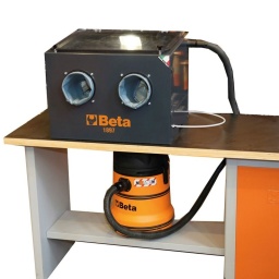 Sableuse d’établi professionnelle Entièrement Made in Italy : fiabilité et robustesse absolues Pour usages professionnels ​Particulièrement indiquée pour les opérations de finition superficielle de différents matériaux (métal, plastique, verre, céramique, bois etc.). La cabine est réalisée en tôle d'acier avec des renforcements pour garantir une grande robustesse et une bonne stabilité. La cabine est dotée de : - porte de chargement avec fermeture à aimants - plan en tôle perforée - Coupleur standard pouraspirateurs Ø 36mm - fenêtre de visualisation en polycarbonate de protection de 6 mm - éclairage avec ampoule au LED - circuit pneumatique (arrivée d'air comprimé) - pistolet de sablage avec fonctionnement à gâchette ​DONNÉES TECHNIQUES Dimensions utiles de la cabine : 600x520x320 mm Dimensions d’encombrement : 660x530x500 mm Poids : 38 kg Plan de travail : tôle perforée Éclairage : LED Consommation d’air : 340 l/mn à 7 atm Alimentation : 220 V - 50 Hz