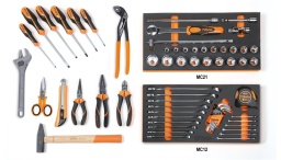 Composition de 64 outils pour la maintenance générale en plateaux mousse compacte
42	clés mixtes 6-7-8-9-10-11-12-13-14-15-16-17-18-19-21-22 mm	
96/SC9	clés mâles 6 pans coudées 
1692/5	mètre à ruban 5 m	
920A	douilles 6 pans avec carré conducteur femelle 1/2" 10-11-12-13-14-15-16-17-18-19-20-21-22-23-24-26-27-30-32 mm	
920/25	cardan 1/2"	
920/42	poignée coulissante 1/2"	
920/55	cliquet réversible 1/2" 
920AN	rallonge angulaire - 1/2” 125-250 mm	
111E	Clé à molette à ouverture graduée, chromée 250 mm	
1048N	Pince multiprise entrepassée 250 mm	
1082GBM	Pince coupante diagonale 160 mm	
1128BMX	ciseaux d’electricien 145 mm	
1150GBM	pince universelle, branches gainées confort bi-matières, modèle grande capacité, finition industrielle 180 mm	
1166GBM	pince à becs demi-ronds longs striés, branches gainées confort bi-matières, finition industrielle 160 mm	
1260	tournevis pour vis à fente 3,5x100-5,5x125-6,5x150 mm	
1262	tournevis pour vis Phillips® PH0-PH1-PH2	
1370	marteau de mécanicien 300 g	
1771	cutter à lame sécable 18 mm avec lames 18 mm