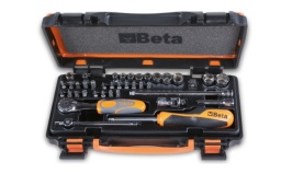 Coffret métallique avec plateau en mousse compacte comprenant 1 cliquet avec 11 douilles 6 pans, 20 embouts pour visseuses et 8 accessoires
861LP	Embout pour visseuses pour vis à fente 0,5x3 - 0,8x5,5 - 1x5,5 - 1,2x6,5 mm	
861PE	Embout pour visseuses pour vis 6 pans creux 3 - 4 - 5 - 6 - 8 mm	
861PH	Embout pour visseuses pour vis Phillips® 0 - 1 - 2 - 3	
861TX	embouts de visseuse pour vis à empreinte Torx T8 - T10 - T15 - T20-T25 - T30 - T40	
895/1	douille porte-embouts	
900	douilles 6 pans avec carré conducteur femelle 1/4" 5-5,5-6-7-8-9-10-11-12-13-14 mm	
900/16	augmentateur carré femelle 1/4"
et mâle 3/8" 1/4 - 3/8	
900/20	rallonge - 1/4” 50 mm	
900/21	rallonge - 1/4” 150 mm	
900/25	cardan avec carrés mâle et femelle 1/4"	
900BG/30	poignée emmanchée avec carré mâle 1/4" 176 mm	
900/42	poignée coulissante avec carré mâle 1/4"	
900/55Z	cliquet réversible 