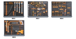 Composition de 133 outils pour la maintenance industrielle en plateaux mousse compacte
42	clés mixtes 6-7-8-9-10-11-12-13-14-15-16-17-18-19-20-21-22-24-27-30-32 mm	
55	clés à fourches 6x7-8x9-10x11-12x13-14x15 16x17-18x19-20x22 mm	
1048N	Pince multiprise entrepassée 250 mm	
920A	douilles 6 pans avec carré conducteur femelle 1/2"  10-11-12-13-14-15-16-17-18-19-20-21-22-23-24-26-27-30-32 mm	
920AN/125	rallonge angulaire - 1/2” 125 mm
920AN/250	rallonge angulaire - 1/2” 150 mm
920/25	cardan 1/2"	
920/42	poignée coulissante 1/2"	
920/55	cliquet réversible 1/2" 
111E	Clé à molette à ouverture graduée, chromée 250 mm	
1052	pince - étau à becs droits 240 mm	
1084BM	Pince coupante diagonale à faible effort de coupe 160 mm	
1150BM	pince à becs demi-ronds longs 180 mm	
1166BM	Pince à becs demi-ronds longs 160 mm	
1032	pinces pour circlips intérieurs à becs droits 180 mm	
1034	pinces pour circlips intérieurs à becs coudés 170 mm	
1036	pinces pour circlips extérieurs à becs droits 175 mm	
1038	pinces pour circlips extérieurs à becs coudés 175 mm	
900	douilles 6 pans avec carré conducteur femelle 1/4" 4-4,5-5-5,5-6-7-8-9-10-11-12-13-14 mm	
900/20	rallonge - 1/4” 50 mm	
900/21	rallonge - 1/4” 150 mm	
900/25	cardan avec carrés mâle et femelle 1/4"	
900BG/30	poignée emmanchée avec carré mâle 1/4"
900/55	cliquet réversible avec carré mâle 1/4" 
900/42	poignée coulissante avec carré mâle 1/4"	
1260	tournevis pour vis à fente 2,5x50-3x75-3,5x100-4x100-5,5x125-6,5x150-8x200 mm	
1260N	tournevis à lame courte pour vis à fente  4x30-6,5x30 mm	
1262	tournevis pour vis Phillips® PH0x60-PH0x100-PH1x80-PH1x120-PH2x100-PH2x150-PH3x150 mm	
1262N	tournevis à lame courte pour vis Phillips®  PH1x30-PH2x30 mm	
1253	tournevis détecteur de tension 4x30-6,5x30 mm	
96BPC/SC9	clés mâles 6 pans coudées à tête sphérique 
951	clés mâles 6 pans en T 2,5-3-4-5-6-8 mm	
31	chasse-goupilles Ø 2-3-4-5-6 mm	
32	pointeau Ø 4 mm	
35	burins nervurés 200 mm	
1112	cisaille type américain coupe droite 250 mm	
1128BMX	ciseaux d’electricien	
1370	marteau de mécanicien 500 g	
1390	maillet à embouts nylon, manche en bois Ø 45 mm	
1719BMA...Q	Lime carrée demi-douce 200 mm	
1719BMA...T	Lime triangulaire demi-douce 200 mm	
1719BMA...P	Lime plate demi-douce 200 mm	
1719BMA...M	Lime demi-ronde demi-douce 200 mm	
1719BMA...R	lime ronde demi-douce 200 mm	
1726	monture de scie à métaux 440 mm
Module 447x600mm