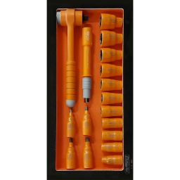 Module de douilles 6 pans et cliquet 3/8" isolés 1000V, 17 pièces
Isolation selon IEC 60900
Cliquet réversible 72 dents
Douilles 6 pans
Pour une utilisation manuelle
Diamètre extérieur de l'isolation optimisé
Chrome Vanadium
Cliquet réversible 3/8'' isolé 1000V avec verrouillage mécanique - L.215 mm 112.3770
Rallonge 3/8'' isolée 1000V avec verrouillage mécanique - L.165 mm 112.3771
Douille tournevis 3/8'' isolée 1000V, 6 pans 4 mm, L.48 mm 112.3876
Douille tournevis 3/8'' isolée 1000V, 6 pans 5 mm, L.48 mm 112.3877
Douille tournevis 3/8'' isolée 1000V, 6 pans 6 mm, L.48 mm 112.3878
Douille tournevis 3/8'' isolée 1000V, 6 pans 8 mm, L.48 mm 112.3879
Douille 3/8'' isolée 1000V, 6 pans 8 mm, L.48 mm 112.3865
Douille 3/8'' isolée 1000V, 6 pans 10 mm, L.48 mm 112.3866
Douille 3/8'' isolée 1000V, 6 pans 13 mm, L.48 mm 112.3867
Douille 3/8'' isolée 1000V, 6 pans 14 mm, L.48 mm 112.3868
Douille 3/8'' isolée 1000V, 6 pans 16 mm, L.48 mm 112.3869
Douille 3/8'' isolée 1000V, 6 pans 17 mm, L.48 mm 112.3870
Douille 3/8'' isolée 1000V, 6 pans 18 mm, L.48 mm 112.3871
Douille 3/8'' isolée 1000V, 6 pans 19 mm, L.48 mm 112.3872
Douille 3/8'' isolée 1000V, 6 pans 21 mm, L.48 mm 112.3873
Douille 3/8'' isolée 1000V, 6 pans 22 mm, L.48 mm 112.3874
Douille 3/8'' isolée 1000V, 6 pans 23 mm, L.48 mm 112.3875
Module vide 1/3 713.1300