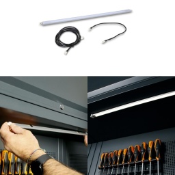 Profilé en aluminium avec ruban LED, pour combinaisons d'ameublement d'atelier
À appliquer sous les plans de travail, les meubles hauts muraux, les étagères et les éléments d'angle afin d'éclairer les zones de travail.

Caractéristiques:
- Bande LED IP20 6,5 W d'une longueur de 50 cm
- Livré avec câbles
- Fixation magnétique pratique