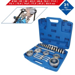 Coffret d’outils pour roulements de roues
Jeu de 31 pcs
Pour le démontage et le montage du moyeu et des roulements directement sur le véhicule
Le démontage de la suspension ou du triangle de suspension devient inutile
Montage dans les règles de l’art par pression régulière sur l’extérieur du roulement
Gain de temps énorme, car pas de géométrie du train à réaliser
Tige d’extraction de 30 cm
Le moyeu est serré grâce aux boulons (M12 + M14) fournis
La pièce de pression protège contre les frottements

Le jeu d’outils universels de roulements BRILLIANT TOOLS BT671650 est parfaitement adapté pour un démontage et un montage sans dommage des roulements et des moyeux de roues lorsque ces derniers sont installés. Cela permet d’éviter de devoir démonter le triangle de suspension et de devoir veiller à la nécessaire géométrie du train, ce qui permet de gagner du temps. Cet outil en version de qualité optimale possède une longue durée de vie, même utilisé au quotidien, en atelier.

Composition :

Pièces de pression aux diamètres suivants 50 - 55 - 59 - 63,3 - 66,6 - 70,3 - 71,5 - 73,1 - 73,4 - 74,8 - 77,5 - 81,5 - 83,4 mm
Cloches de diamètres suivants 76 - 86 - 91 - 102 mm
3 boulons de démontage M12 x 1,53
3 boulons de démontage M14 x 1,5
Broche 22,2 mm x 30 cm, avec palier de butée
Écrou de pression taille 32 x 60 mm
Douille de Ø 38 x 40 mm
Rondelle de butée de Ø 40 x 3 mm