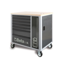 Servante mobile a sept tiroirs . avec armoire porte-objets
Caracteristiques principales :
- 7 tiroirs (588x367 mm .
montes sur glissieres à billes de précision :
5 tiroirs hauteur 70 mm 1 tiroir hauteur 140 mm 1 tiroir hauteur 210 mm 
-Fond des tiroirs protege par un tapis en néoprène.
- 4 roues de ? 125 mm :
2 fixes et 2 pivotantes (dont deux avec frein).
-Serrure centralisee en facade.
-Petite armoire latérale avec porte munie de serrure et rayon interne réglable en hauteur.
-Capacite de charge statique : 1.100 kg.
-Plan de travail en bois contre-plaque stratifie avec trous pour l'installation d'un étau (1599F/100 en option).
-Porte-papier incorpore.
-Double porte-flacons arrière.
 82 kg
1080x973x565 mm 