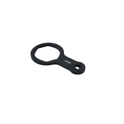 Conçue pour permettre la dépose des chapeaux des roulements de roue arrière à l'aide d'un maillet ou d'une douille à carré de ¾". 
L'ajout d'un carré de ¾" permet d'utiliser une clé dynamométrique lors du remontage de l'enjoliveur. 
Idéale pour les réparations sur route lorsque des outils pneumatiques ne sont pas toujours disponibles.
110 mm sur plats/profil ovale.
Les applications du préfixe d'essieu BPW incluent : H, K, N (12 tonnes).
Équivalent de l'OEM 03.339.05.04.0 avec l'ajout d'une capacité pour carré de ¾"
À utiliser conformément aux instructions du constructeur.
Pour une douille à carré de 1", voir la référence Laser 5597
