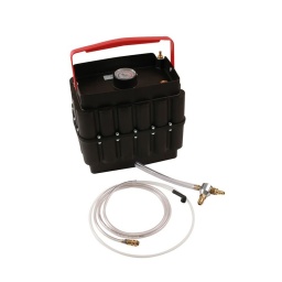 Extracteur par aspiration portable - extraction de fluides
Conçu pour l'extraction de fluides, l'extracteur par aspiration portable Laser permet à l'utilisateur de générer un vide puissant en utilisant l'air de l'atelier. Le robinet à vide peut ensuite être fermé pour maintenir le vide dans l'extracteur. Celui-ci peut ensuite être facilement transporté jusqu'au véhicule ou à la zone de travail pour l’extraction d’huiles, de liquides de refroidissement, de liquides de frein et de diesel. Sa capacité de 11 litres permet d’extraire facilement l’huile de 2 moteurs de voiture standard, avant de devoir le vider. Une fois l'extracteur plein, les fluides sont simplement vidés par le robinet de vidange.

Conçu et fabriqué en Allemagne. En plastique ABS résistant aux chocs et incassable avec un vacuomètre intégré et des raccords en métal.
Capacité totale : 11 L. Il est possible d'extraire environ 7 litres de fluide à une pression de vide de 0,7 bar en une seule fois.
Kit fourni avec extracteur à vide, 1 tube venturi, 1 tuyau d’extraction (2,5 m de long, 6 mm de dia.) et 1 adaptateur de purge de frein.
Utilisations : L'extraction d’huiles de moteur et de boîte de vitesses, de liquides de refroidissement, de liquides de frein et de carburant diesel. *Ne pas utiliser pour l'essence ni tout fluide volatil.
Peut être utilisé sur les motos, les voitures, les camions, les bateaux et les machines agricoles. Conforme CE.
