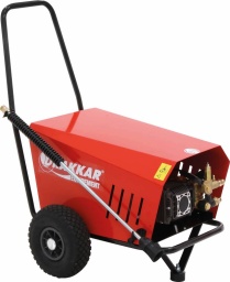 Nettoyeur HP eau froide 230V 8 l/min 160 bar total stop avec flexible 20m
Pompe radiale (pistons céramiques) à vilebrequin de qualité industrielle.
Régulateur séparé de la culasse; système d'injection produit.
Moteur 3CV.
Châssis mécano-soudé.
Capot en acier peint et roues gonflables.
Câble d'alimentation 3m.
Système total stop.


Livré avec :
pistolet HP avec raccord tournant
lance simple 700mm à tête réglable et buse
flexible tressé
roues gonflables
Rotation 1450 tr/min
Puissance 2200W
Alimentation 230V
Longueur du flexible 20m
Débit max 8 l/min - 480 l/h
Pression de service 160 bar
Type de pompe radiale, qualité industrielle
Niveau sonore 90db
Usage régulier 4 à 5 h/jour
Matière pompe laiton
Piston céramique
Dimensions 800x570x630mm
Poids  52KG