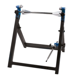 Ce pied à double usage est conçu pour soutenir une roue de moto par ses roulements, ce qui permet de la faire tourner librement afin de vérifier son équilibrage et son alignement. Le pied comporte un pointeur réglable qui peut être configuré afin de vérifier et ajuster l'excentricité radiale et latérale, la gravité étant utilisée pour trouver le point lourd sur l'ensemble roue et pneu. Le pied est pliable et, de ce fait, idéal pour une utilisation mobile et un rangement facile lorsqu'il n'est pas utilisé.

Conçu pour l'équilibrage de roue manuel et la vérification de l'alignement de la jante de tous les types de roues de moto.
Particulièrement utile lors de la pose de nouveaux rayons ou la reconstruction d'une roue à rayons afin de s'assurer que la roue n'est voilée dans aucun sens.
Convient aux roues de moto de route ou tout-terrain.
Adapté aux jantes de 125 mm (5 pouces) de large, d'un diamètre de jante maximum de 585 mm (23 pouces).
Pour les masselottes adhésives de roues de motos Connect, voir les références 32873 et 32874