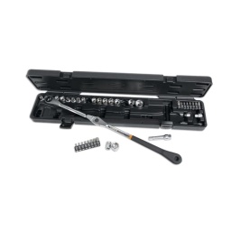 Coffret comprenant 1 clé à cliquet pivotante, avec douilles courtes pour galets tendeurs
Le coffret Beta 1477/C38 convient parfaitement pour les travaux de serrage précis sur les galets tendeurs et les pièces de moteur. 
La clé à cliquet d'une longueur de 500mm équipée d'un pivot, permet un positionnement parfait et facilite ainsi la réalisations des travaux. 
Les douilles courtes, de plusieurs tailles et empreintes différentes permettent de s'adapter parfaitement aux espaces exigus. 
En choisissant le coffret Beta 1477/C38 vous vous faciliterez le travail tout en vous garantissant des résultats impeccables.