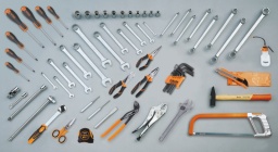 Composition de 68 outils
31	chasse-goupilles Ø 4 mm	
32	pointeau Ø 4 mm	
34	burins plats 150 mm	
42AS	clés mixtes 1/4 - 5/16 - 3/8 - 7/16 - 1/2 - 9/16 - 5/8 - 11/16 - 3/4 - 13/16 - 7/8 - 15/16 - 1”	
90AS/8	clés polygonales contre - coudées 1/4”÷1”	
96AS/SC9 3/64”÷3/8”	
111E	Clé à molette à ouverture graduée, chromée 250 mm	
920AS	douilles 12 pans 1/2” 3/8 - 7/16 - 1/2 - 9/16 - 5/8 - 11/16 - 3/4 - 13/16 - 7/8 - 15/16 - 1”	
920/21	rallonge - 1/2" 125 mm	
920/22	rallonge - 1/2" 255 mm	
920/25	cardan 1/2"	
920/42	poignée coulissante 1/2"	
920/55	cliquet réversible 1/2" 
1048N	Pince multiprise entrepassée 250 mm
1052	pince - étau à becs droits 240 mm	
1084GBM	pince coupante diagonale à faible effort de coupe, branchées gainées confort bi-matières, finition industrielle 160 mm	
1128BMX	ciseaux d’electricien	
1150GBM	pince universelle, branches gainées confort bi-matières, modèle grande capacité, finition industrielle 180 mm	
1166GBM	pince à becs demi-ronds longs striés, branches gainées confort bi-matières, finition industrielle 160 mm	
1201E	tournevis pour vis à fente  3x75 - 4x100 - 5,5x150 - 6,5x150 mm	
1202E	tournevis pour vis phillips®  PH0x60 - PH1x80 - PH2x100 mm	
1370	marteau de mécanicien 300 g	
1692	mètre à ruban 5 m	
1726	monture de scie à métaux	
1754	burette plastique 150 cc	
1771	cutter à lame sécable 18 mm avec lames