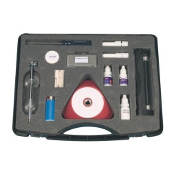 Composition :
- sA4104 : Lampe UV 12V à piles 
- oC2202 : Résine réparation 10ml 
- oC8064 : Résine finition 5ml 
- sA4108 : 1 polish 
- sA4109 : 1 gel pour ventouses 
- sA4105 : 1 boîte de feuilles UV 
- sA4107 : 1 glace d'inspection 
- 1 crayon à gratter 
- sA4106 : 1 support injecteurs 
- oC2205x2 : injecteurs 
- 1 boîte de 10 lames
- 1 briquet
- 1 manuel d'utilisation