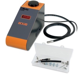 Machine de nettoyage du système DPF/FAP
Des détergents spéciaux peuvent être utilisés périodiquement nettoyer et restaurer les systèmes DPF et FAP® endommagé par des dépôts de suie et de cendres.
Fourni avec:
 1 tuyau d’alimentation de 2 m de long
 1 raccord rapide + buse de tuyau pour tuyaux de capteur différentiel
 1 niplex M18x1.5 avec buse de tuyau pour une connexion directe à la sonde lambda
 1 tuyau d’extension
 1 buse de pulvérisation DPF/FAP®
 1 support de tuyau magnétique
 1 tuyau DPF/FAP® avec presse-étoupe de réglage plus niplex M14/16/18 mm pour connecter des sondes lambda Caractéristiques techniques :
 tension de fonctionnement: 12 V
 longueur du cordon d’alimentation: 3,9 m
 capacité du réservoir: 1 l