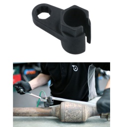 Cette douille de capteur d'oxygène série courte est utilisée pour la dépose et l'installation de capteurs d'oxygène (sondes lambda). Elle est dotée d'une fente sur le côté, ce qui permet de l'installer sur le faisceau de câbles, et peut être actionnée par une clé de 30 mm ou par une douille à carré de 1/2", ce qui la rend idéale pour les endroits d'accès difficile ou lorsqu'un couple accru est nécessaire pour défaire des capteurs serrés ou grippés.
Série courte - longueur : 75 mm.
Convient pour les capteurs (d'oxygène) lambda hexagonaux simples de 24 mm.
La combinaison d'une clé ouverte et d'un cliquet à carré de 1/2" permet l'application d'un couple accru.
Entraînement par douilles à carré de 1/2" ou clé de 30 mm en fonction de l’accès. En chrome-molybdène avec finition phosphate noir.
Douille de 22 mm pour capteur d'oxygène également disponible, voir la référence 8063.