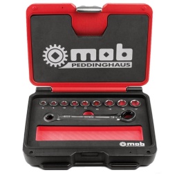 Fusion box N2 douilles traversante 8-17mm
IDÉAL MAINTENANCE ITINÉRANTE : 1 SEULE CLÉ COUVRE 11 DIMENSIONS 1 seule clé couvre 11 dimensions. Mise en place rapide des bagues par simple clipsage. 1- Tête plate : Accessibilité favorisée grâce à la tête plate (là où un système cliquet/douilles ne passerait pas). 2- Fonction cliquet traversant : la clé accède à des espaces réduits grâce à sa fonction traversante. 3- Inclinaison de la clé de 10° : dégage la main de la zone de travail et favorise l’accès. Angle de reprise de 5° pour une reprise très performante dans les espaces restreints. Réversibilité pour changement rapide de sens. L’inverseur est intégré dans la clé : pas de risque d’inversion accidentelle. Acier Chrome Vanadium forgé et trempé. Chromée et polie satinée.