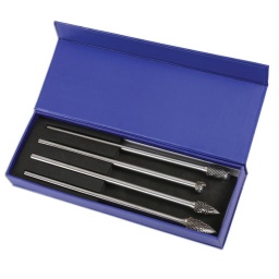 Jeu de meules au carbure de tungstène 4 pièces
Quatre profils individuels avec tige de 6 mm
1 de forme conique, diamètre de coupe 12 mm (longueur de coupe 25 mm) x longueur de tige 152 mm
1 de forme conique, diamètre de coupe 10 mm (longueur de coupe 20 mm) x longueur de tige 154 mm
1 de forme sphérique, diamètre de coupe 10 mm (longueur de coupe 9 mm) x longueur de tige 150 mm
1 de forme sphérique, diamètre de coupe 10 mm (longueur de coupe 9 mm) x longueur de tige 150 mm