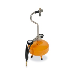 Gonfleur de pneus portable avec charge automatique ou manuelle et pistolet de gonflage
Il est équipé d'un manomètre à double échelle (bar/psi) et est indispensable pour les garages et les stations-service. 
Il convient parfaitement pour contrôler ou rétablir la pression des pneus avec précision et rapidité. Equipé d'un raccord rapide et d'un support mural il permet de charger automatiquement le réservoir et est ainsi toujours prêt à l'emploi. 
Pratique, léger et compact, ce gonfleur de pneus est parfait pour les secours ou les interventions rapides. 
Améliorez votre efficacité grâce à cet outil polyvalent et fiable !


Données techniques :
- Capacité du réservoir : 10 l
- Pression maximale du réservoir : 16 bars (232 psi)
- Manomètre de réservoir, Ø 50 mm : 0 à 16 bars (232 psi)
- Manomètre de fonctionnement : 0 à 16 bar (232 psi)
- Longueur du tuyau de gonflage : 1550 mm
- Poids à vide : 9,3 kg
- 9,3 Kg