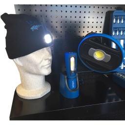 Kit éclairage mécanicien Hiver
- Lampe de travail de 3 W avec ampoule UV 1 W/boitier en ABS avec revêtement en caoutchouc. La lampe comporte une base magnétique flexible et un crochet en nylon
Corps rotatif 360° et base flexible avec aimant. Fixation murale
Crochet pivotant en nylon avec ampoule UV 1 W pour la détection des fuites.
Luminosite : 260 lm (3 W COB)
Temps de fonctionnement 2.5 h pour COB. 6 h pour UV 1 W. temps de recharge 4 h
Alimentee par batterie Li-ion rechargeable. livrée avec câble USB et point d'acces. Plus adaptateurs
2 et 3 broches Homologue CE. conforme a ROHS
- Bonnet eclairant
La lampe se detache du bonnet pour etre rechargee. Elle dispose d'une prise USB
integree 3 niveau d'intensite
Flux lumineux : 120 Lumen
Duree de vie de la batterie: 240 minutes sur faible intensite
Taille de la lampe 65 x 50 x 15mm - Lampe d'atelier professionnelle 15W
Fourni avec une base robuste et aimantée et deux ajusteurs pour l'angle de la lampe.
Il dispose d'une prise anglaise. européenne et une prise en 12 Volts.
Fonctionne pour 4 heures 30 sur une luminosite faible ou 2 heures 30 sur une luminosite haute
Le tempsde charge est de  6 heures
Luminosite 1200 haute Lumen
Batterie de rechange disponible sous la réf 6761
Assure vous un éclairage puissant pour toutes les situations d'interventions mecaniques