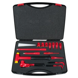 Isolation selon IEC 60900
Cliquet réversible 32 dents
Rallonges 125 et 250 mm
Douilles 12 pans, 13 à 19 mm
Douilles tournevis 6 pans, 5 à 10 mm
Clé mâles 6 pans 5 et 6 mm
Tournevis 6 pans 2,5 mm
Chrome Vanadium
Coffret robuste en matière plastique