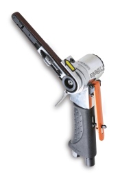 Idéale pour intervenir dans les espaces réduits

-Ponceuse pour bandes 10x330 mm
-Poignée antidérapante
-Remplacement rapide de la bande
-Bras de ponçage orientable et réglable
-Protection de sécurité de la bande
-Pris d'air pivotante
-Échappement de l'air par l'arrière avec silencieux
-Levier de sûreté à déclenchement
