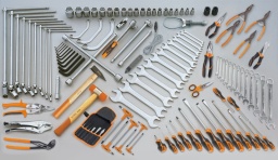 Composition de 118 outils
38/B6N	2 poinçons de dérive, 1 poinçon central, 2 ciseaux plats et 1 ciseau à cape en portefeuille enroulable en polyester	
42	clés mixtes 6÷14 - 17 - 19 - 22 - 24 mm	
55	clés à fourches 6x7 - 8x9 - 10x11 - 12x13 - 14x15 - 16x17 18x19 - 20x22 - 21x23 - 24x26 - 25x28 - 27x29 - 30x32 mm	
83	clés polygonales demi - lune 11x13 - 14x17 - 19x22 mm	
96N/B10	clés mâles 6 pans coudées  1,5÷12 mm	
97TTX	tournevis pour vis Torx®  T10 - T15 - T20 - T25 - T30 - T40	
720	douilles à choc carré conducteur femelle 1/2” 17 - 19 mm	
920A	douilles 6 pans avec carré conducteur femelle 1/2" 10÷24 - 26 - 27 - 28 - 30 - 32 mm	
920/21	rallonge - 1/2" 125 mm	
920/22	rallonge - 1/2" 255 mm	
920/25	cardan 1/2"	
920/42	poignée coulissante 1/2"	
920/55	cliquet réversible 1/2" 
952	clés à béquille à cardan 7 - 8 - 10 - 11 - 13 - 14 - 17 - 19 mm	
959	clés à bougies à cardan	1
979	clé en croix pour écrous de roues 17x19x22x  1/2”	
1032	pinces pour circlips intérieurs à becs droits 180 mm	
1034	pinces pour circlips intérieurs à becs coudés 170 mm
1036	pinces pour circlips extérieurs à becs droits 175 mm	
1038	pinces pour circlips extérieurs à becs coudés 175 mm	
1048N	Pince multiprise entrepassée 250 mm	
1052	pince - étau à becs droits 240 mm	
1084GBM	pince coupante diagonale à faible effort de coupe, branchées gainées confort bi-matières, finition industrielle 160 mm	
1122	cisaille bichantourneuse coupe droite 250 mm	
1128BMX	ciseaux d’electricien	
1150GBM	pince universelle, branches gainées confort bi-matières, modèle grande capacité, finition industrielle 180 mm	
1166GBM	pince à becs demi-ronds longs striés, branches gainées confort bi-matières, finition industrielle 160 mm	
1260	tournevis pour vis à fente 2,5x50 - 3x75 - 3,5x100 - 4x125 5,5x125 - 6,5x150 - 8x200 - 10x200 mm	
1260E	tournevis avec 6 pans pour vis à fente 10x200 - 12x250 mm	
1260N	tournevis à lame courte pour vis à fente 6,5x30 mm	
1262	tournevis pour vis Phillips® PH0x60 - PH1x80 PH2x100 - PH3x150 mm	
1370	marteau de mécanicien 400 g	
1390	maillet à embouts nylon, manche en bois Ø 35 mm	
1491	clé à sangle pour filtres à huile	
1498	clé à sangle pour filtre à huile 3÷48 V