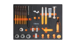 Composition
3932U	dérive-chaîne professionnel compatible avec chaînes de 5 à 11 vitesses	
3935	indicateur d’usure de la chaîne 120 mm	
3937	pince pour fausse maille 170 mm	
3952	clé conique simple 13 - 14 - 15 - 16 - 17 - 18 - 19 mm	
3961 3,2	clé à rayon noire 3,2 mm 
3961 3,3	clé à rayon verte 3,3 mm
3961 3,5	clé à rayon rouge 3,5 mm 
3961U	clé à rayon professionnelle 3,2 - 4,0 mm  3,2 - 4,0 mm	
3969	levier démonte-pneus 200 mm (x2)	
3969K3	jeu de 3 leviers démonte-pneus en plastique 113 mm	
3973/1	douille extracteur pour mouvement central à 16 encoches	
3973/2	douille extracteur pour mouvement central à 16 encoches	
3973/3	douille extracteur pour mouvement central à 16 encoches	
3973/4	douille extracteur pour mouvement central à 20 encoches avec pivot central, nickelée	
3984/1	clé extracteur pour roues libres bmx à 4 embouts	
3984/2	clé extracteur pour roues libres shimano	
3984/3	clé extracteur pour roues libres shimano à cassette avec embout de guide	
3984/4	clé extracteur pour roues libres campagnolo avec embout de guide	
3991	levier pour écarter les pastilles des freins à disque 222 mm	
3992	clé pour redresser les disques des freins 234 mm
Module pour mobilier Beta C45pro 406x566mm (découpe 34mm possible pour mettre dans les servantes de la gamme C45)