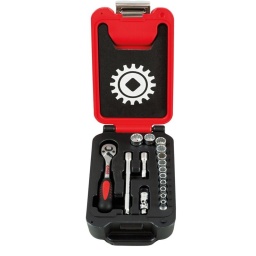 Coffret 1/4". CLIQUET poire : levier de changement de sens intégré dans la tête = pas de risque d'inversion accidentelle. Déverrouillage des douilles par bouton poussoir. ERGONOMIE : Changement de sens par le pouce. VISIBILITÉ : Le sens est donné par la position du levier. ACCESSIBILITÉ : Faible encombrement de la tête allongée. DOUILLES : La suppression des angles vifs des carrés augmente leur résistance et protège les écrous contre le matage. La manipulation des douilles est rendue facile grâce à un épaulement extérieur prévu pour la prise. Marquage de la dimension sur tout le pourtour. Douilles 6 pans pour serrages puissants. COFFRET : en Polyéthylène Haute Densité (PEHD), ne s’abîment pas aux chocs comme des coffrets métalliques, qu’il est nécessaire de débosseler. Fermoirs métalliques. Mousse bicolore pour un repérage facile des manquants. Mousse haute densité, à cellule fermée, qui ne prend pas l'humidité. Les outils sont calés en douceur. Dimensions : 135x215x60 mm