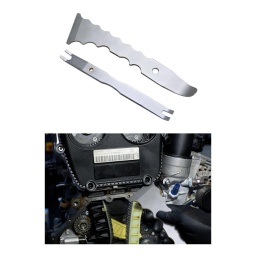 Jeu de 2 leviers de type pied-de-biche pour dépose de garnitures, conçus pour dégrafer délicatement les fixations en plastique clipsables et retirer les garnitures intérieures et extérieures. 
Le plus grand de ces deux outils en acier S45 présente une extrémité conique à faible rayon avec une pointe fine de 0,5 mm, ainsi qu'un coin large avec une pointe fine de 0,4 mm, ce qui permet d'utiliser l'outil dans des espaces restreints et de séparer les pièces. 
L'autre outil comporte deux extrémités en forme de U, avec des ouvertures de 5 mm et de 7 mm, et convient pour la dépose des agrafes de garniture clipsables, etc.

Idéal pour une utilisation sur les garnitures intérieures et extérieures, les agrafes de garniture et la dépose des insignes.
Comprend : 1 outil de dépose de garniture à double extrémité. 221 x 54,5 mm, avec une extrémité conique à faible rayon dotée d'une pointe fine de 0,5 mm, et un coin large avec pointe fine de 0,4 mm.
1 outil de dépose d'agrafes de garniture à double extrémité. 172,2 x 15,2 mm, avec ouvertures de 5 mm et 7 mm.
En acier S45C, avec fini satiné.
Convient également pour les carters en plastique, les couvercles de couvre-culasse en plastique et les couvercles de batterie pour véhicules électriques.