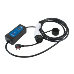 Chargeur pour véhicules électriques - 240 V, portable Chargeur secteur portable, 240 V pour véhicules électriques 8A-13A IEC 62196-2, prise véhicule type 2, livré avec sac de transport. Courant d'entrée nominal 8 A, 10 A, 13 A (réglable). Tension d'entrée nominale 220 - 250 V. Prises secteur standard Royaume-Uni 3 broches
 Tension de résistance : 2 000 V, résistance d'isolement >1 000 M Ω, résistance de contact : < 0,5 m Ω. Classement au feu UL94 V-O, étanchéité IP54, température de service -30 °C à 50 °C. Spécification de câble : 3 de 2,5 mm², + 2 de 0,5 mm².  Longueur de câble du chargeur : 4 m.  Livré avec câble de 1 m à raccord secteur BS. Protection : surchauffe, surtension, surintensité, surcharge, fuite électrique.
AVERTISSEMENT : dans le cas d'une utilisation avec une rallonge, veiller à dérouler complètement la rallonge et à ne pas dépasser sa capacité de charge.