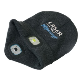 Bonnet Laser Tools Racing Avec lampes rechargeables incorporées devant et derrière.  Quatre ampoules LED devant et derrière ; blanches devant, rouges derrière. Commutable sur 5 intensités : 100 %, 50 %, 25 %, stroboscope et arrêt. Dimensions des lampes : 65 mm x 47 mm. Luminosité maximale : 75 LM. Durée d'utilisation de 2,5 à 5 h environ ; temps de recharge de 2,5 h environ. Batterie : Lithium 300 mAh 602030. Homologué CE et RoHS.
