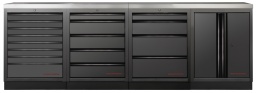 Avec le combiné sous-placard KRAFTWERK MOBILIO BLACK 4 tiroirs, vous bénéficiez d'une solution de stockage réfléchie et flexible pour votre atelier. 
Il offre un total de 17 tiroirs, une armoire spacieuse et un plan de travail robuste en acier inoxydable. 
Grâce à la construction autonome, vous pouvez placer le combiné de manière flexible, sans installations fixes - exactement comme cela vous convient le mieux.

Tiroirs de haute qualité avec verrouillage central
Les quatre différents sous-armoires de la combinaison MOBILIO 4 tiroirs disposent de tiroirs à roulements à billes de différentes hauteurs. 
Ceux-ci sont idéaux pour trier clairement et accéder rapidement à vos outils. 
De plus, vous pouvez verrouiller les tiroirs centralement ou les verrouiller individuellement, ce qui vous offre une sécurité maximale pour votre équipement précieux.

Solution d'atelier personnalisable
La particularité de cette combinaison est sa modularité. Vous pouvez agencer toutes les sous-armoires et le plan de travail comme cela convient le mieux à votre atelier. 
Comme chaque module peut être commandé séparément, vous pouvez étendre progressivement votre système et l'optimiser en fonction de vos besoins.

Plan de travail robuste pour toutes les exigences
Le plan de travail en acier inoxydable 430 se distingue par sa stabilité et sa durabilité. 
Il résiste à une utilisation intensive et vous offre une surface de travail agréable et résistante, sur laquelle vous pouvez réaliser efficacement chaque tâche.

Solution pratique One-Key pour plus de sécurité
Avec la solution One-Key, vous pouvez configurer toutes les serrures sur un seul numéro de clé. 
Vous n'avez ainsi besoin que d'une seule clé pour ouvrir tous les tiroirs et armoires - ce qui vous fait gagner du temps et vous offre une sécurité et un confort maximaux dans l'utilisation quotidienne.

Dimensions et spécifications
Le combiné sous-placard KRAFTWERK MOBILIO BLACK 4 tiroirs mesure H 910 x L 2720 x P 458 mm et s'adapte parfaitement à tout atelier. 
Il combine une construction robuste avec une flexibilité maximale, ce qui en fait la solution idéale pour maintenir l'ordre et l'efficacité dans votre atelier.